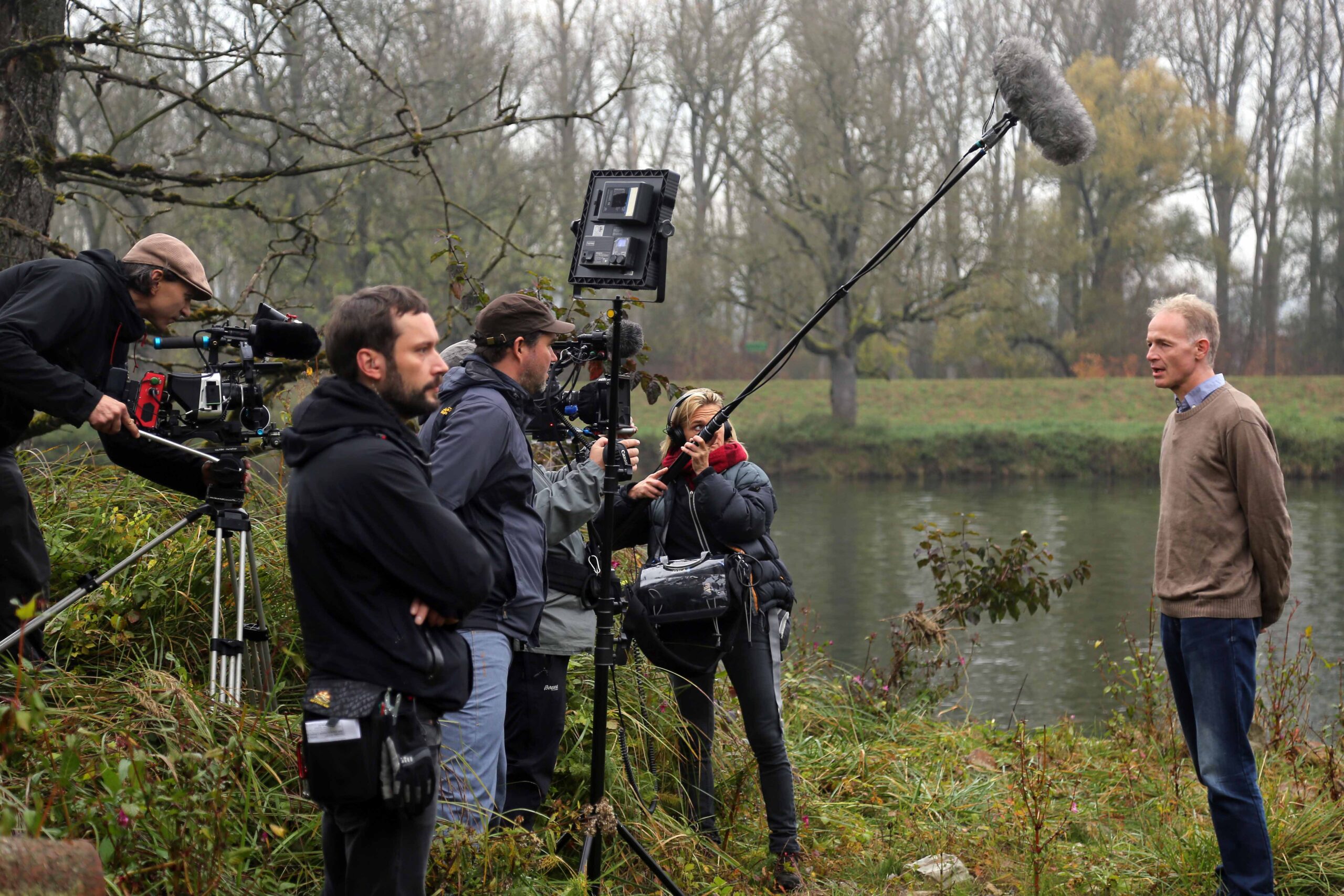Prof. Dr. Boris Dreyer steht dem Team, dass die Sendung für Terra X dreht, Rede und Antwort. Der FAU-Wisenschaftler möchte untersuchenl, welchen Aufwand Hannibal betreiben musste, um seine Truppen über die Rhone zu bringen, bevor er die Alpen überqueren konnte. (Bild: FAU/Matthias Orgeldinger)