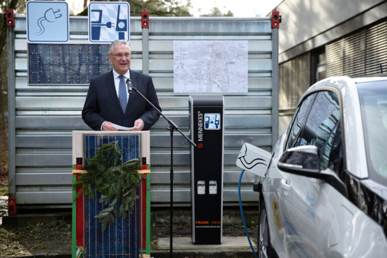 Sechs Ladesäulen für Elektrofahrzeuge an der FAU