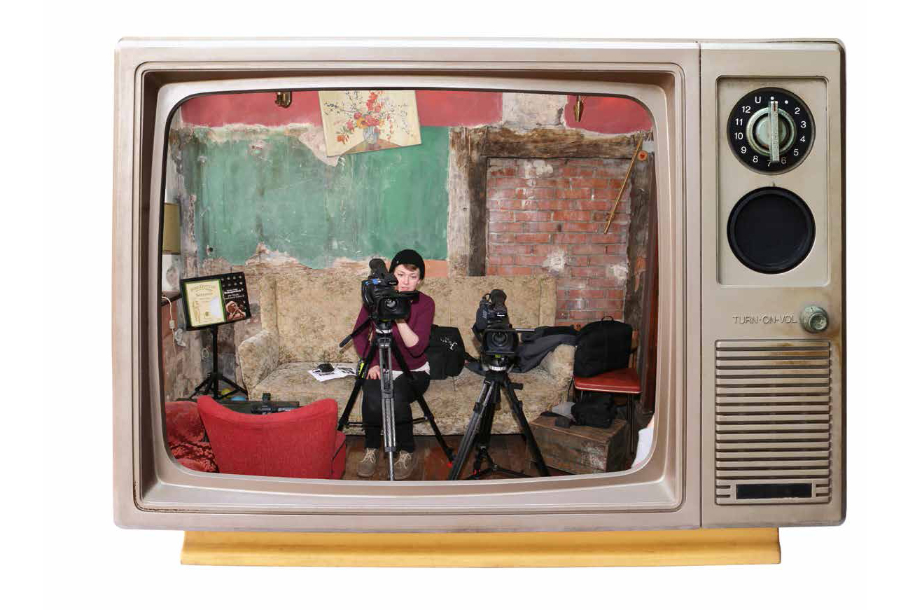 Die Campusmedien funklust bei der Arbeit: In einer Kneipe sind zwei Kameras auf Stativen auf zwei Sessel und einen Tisch gerichtet