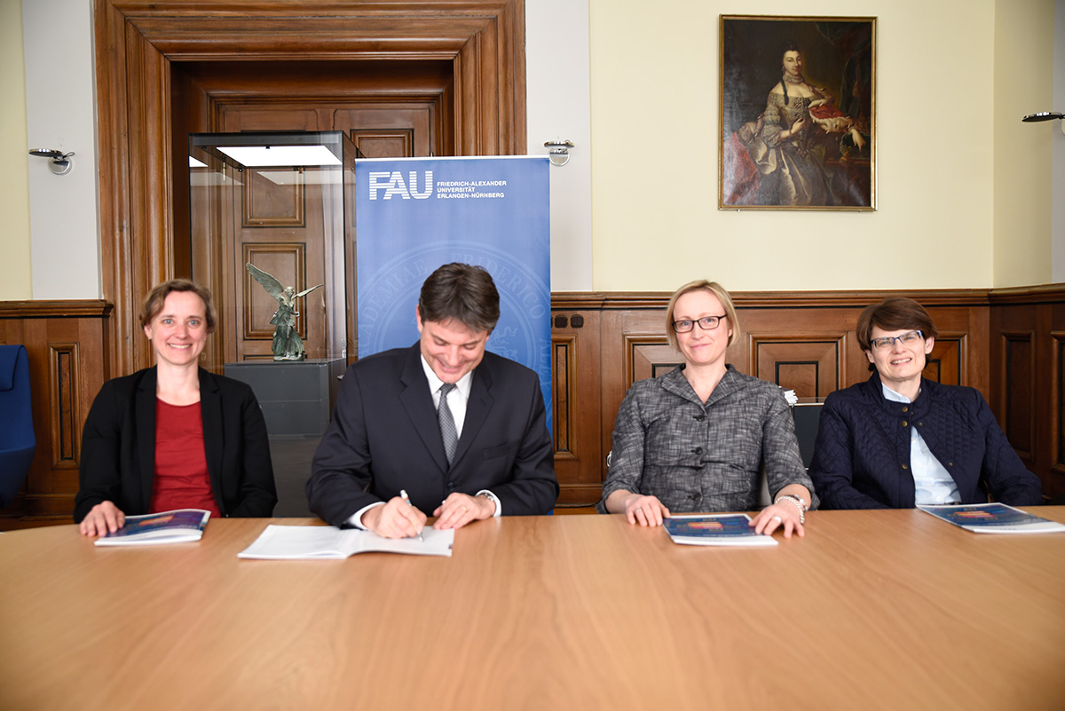 Prof. Dr. Joachim Hornegger, Präsident der FAU, unterzeichnet das Gleichstellungskonzept in Anwesenheit von Dr. Imke Leicht, Leiterin des Büros für Gender und Diversity, der scheidenden Vizepräsidentin Prof. Dr. Antje Kley und Prof. Dr. Kerstin Amann, Stellvertreterin der Universitätsfrauenbeauftragten