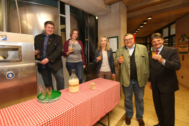 Braubeginn für das FAU-Jubiläumsbier „Helles Köpfchen“