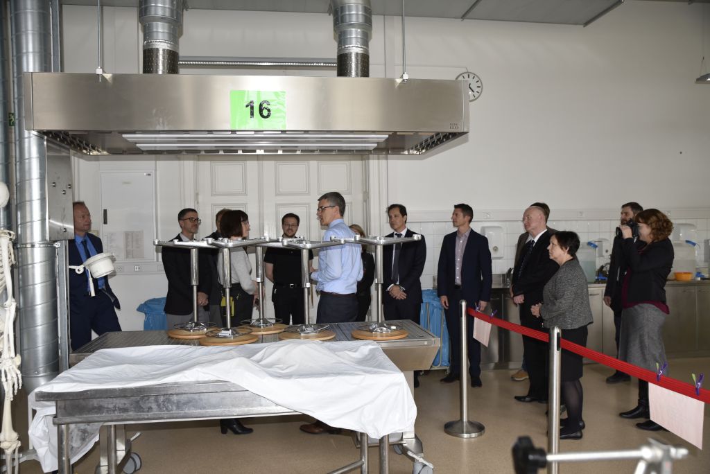 FAU Vizepräsident für Lehre Prof. Paulsen führt die Delegation durch das Anatomische Institut II der FAU. (Bild: FAU/Christina Dworak)