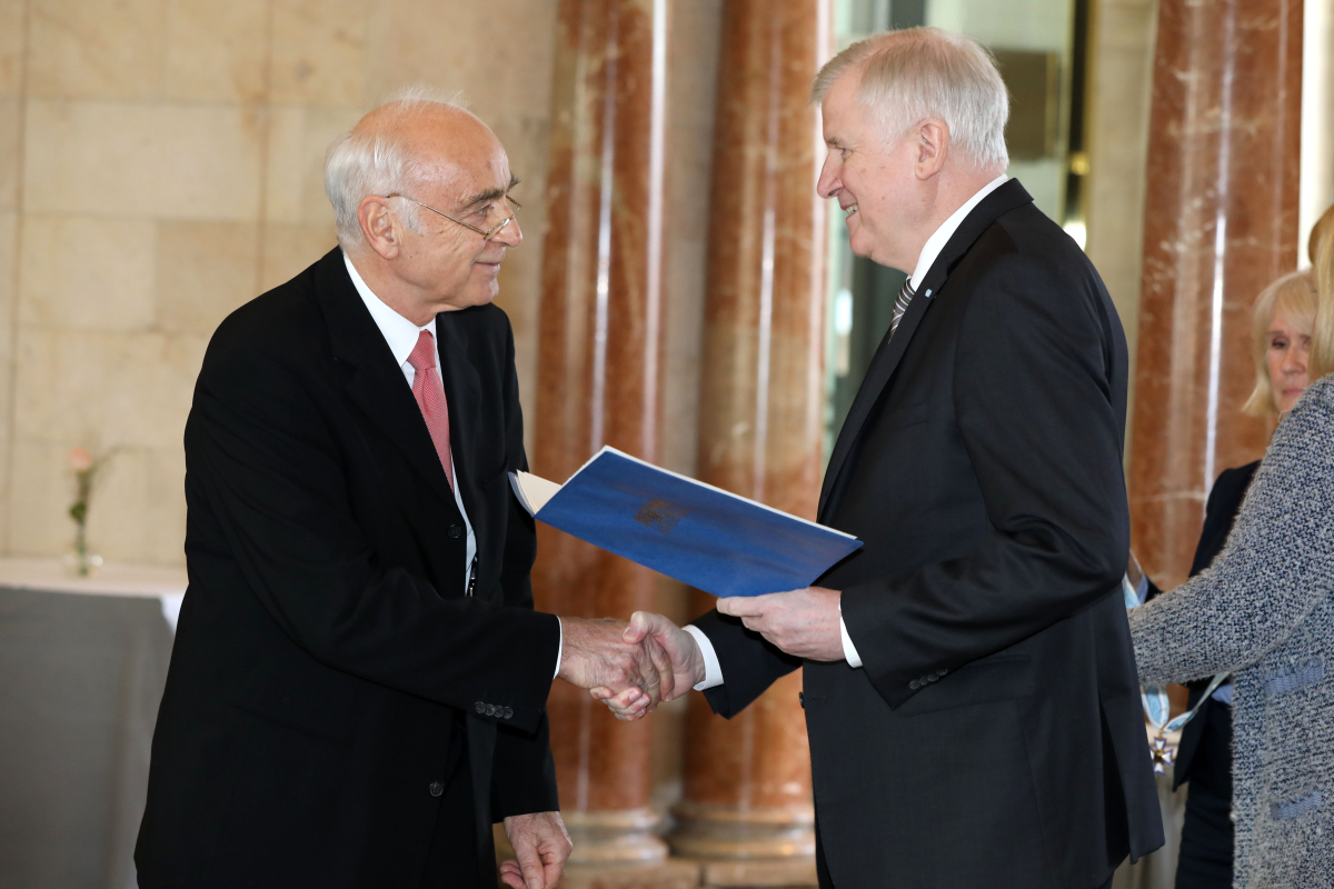 Am Mittwoch, 28. Februar, zeichnete Ministerpräsident Horst Seehofer Prof. Dr. Werner Hohenberger mit dem Bayerischen Verdienstorden im Kuppelsaal der Staatskanzlei in München aus.