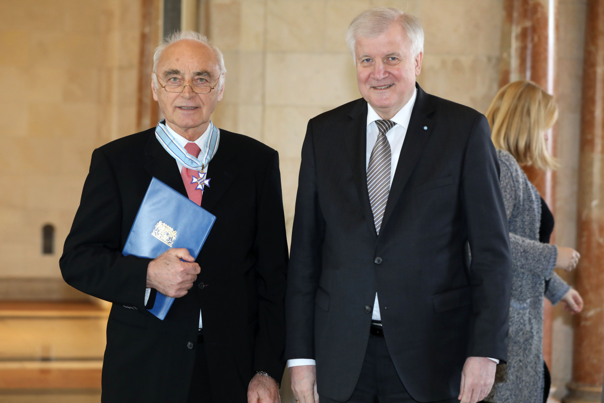 Ministerpräsident Horst Seehofer übergibt Prof. Dr. Werner Hohenberger den Bayerischen Verdienstorden. (Bild: Bayerische Staatskanzlei/Tobias Isemann)