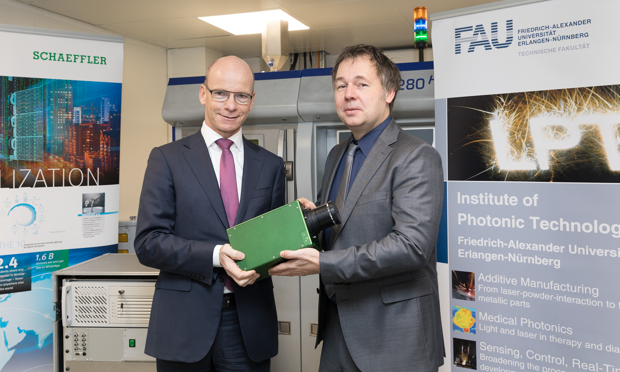 Prof. Dr. Tim Hosenfeldt übergab die Hochgeschwindigkeits-Thermo-Kamera der Firma Schaeffler an Prof. Dr. Michael Schmidt vom Lehrstuhl für Photonische Technologien