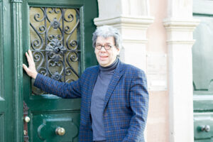 Henning vor Tür der Studienberatung