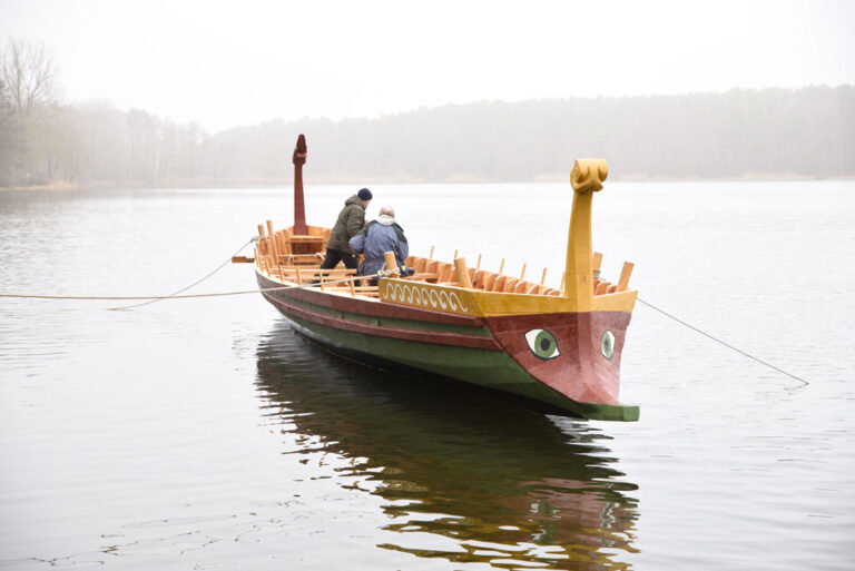 Erste Fahrt im Römerboot
