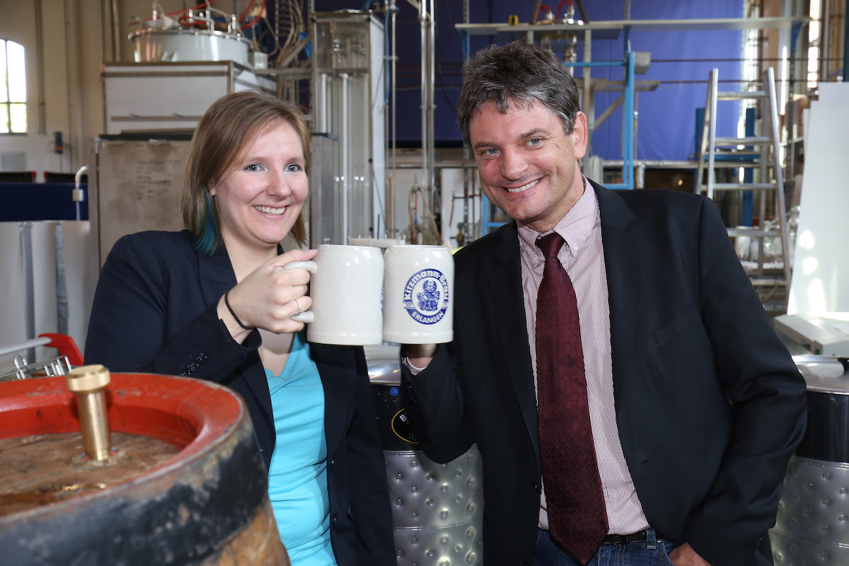 Jordan und Hornegger prosten sich mit Bierkrügen zu