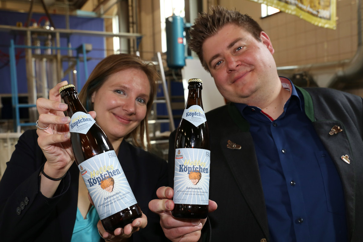 FAU-Bierbrauerin und Kitzmann-Bierbrauer präsentieren Flaschen 