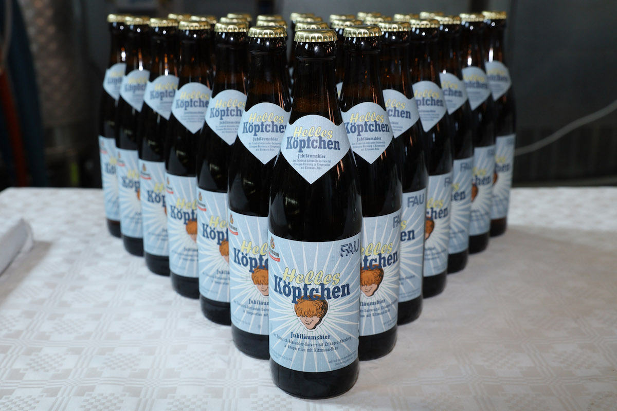 Das FAU-Jubiläumsbiers heißt „Helles Köpfchen“. (Bild: FAU/Kurt Fuchs)