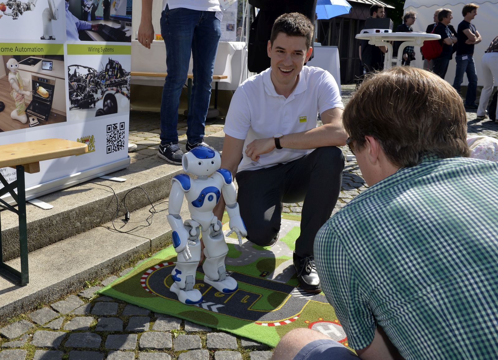 Wissenschaftler zeigt Roboter