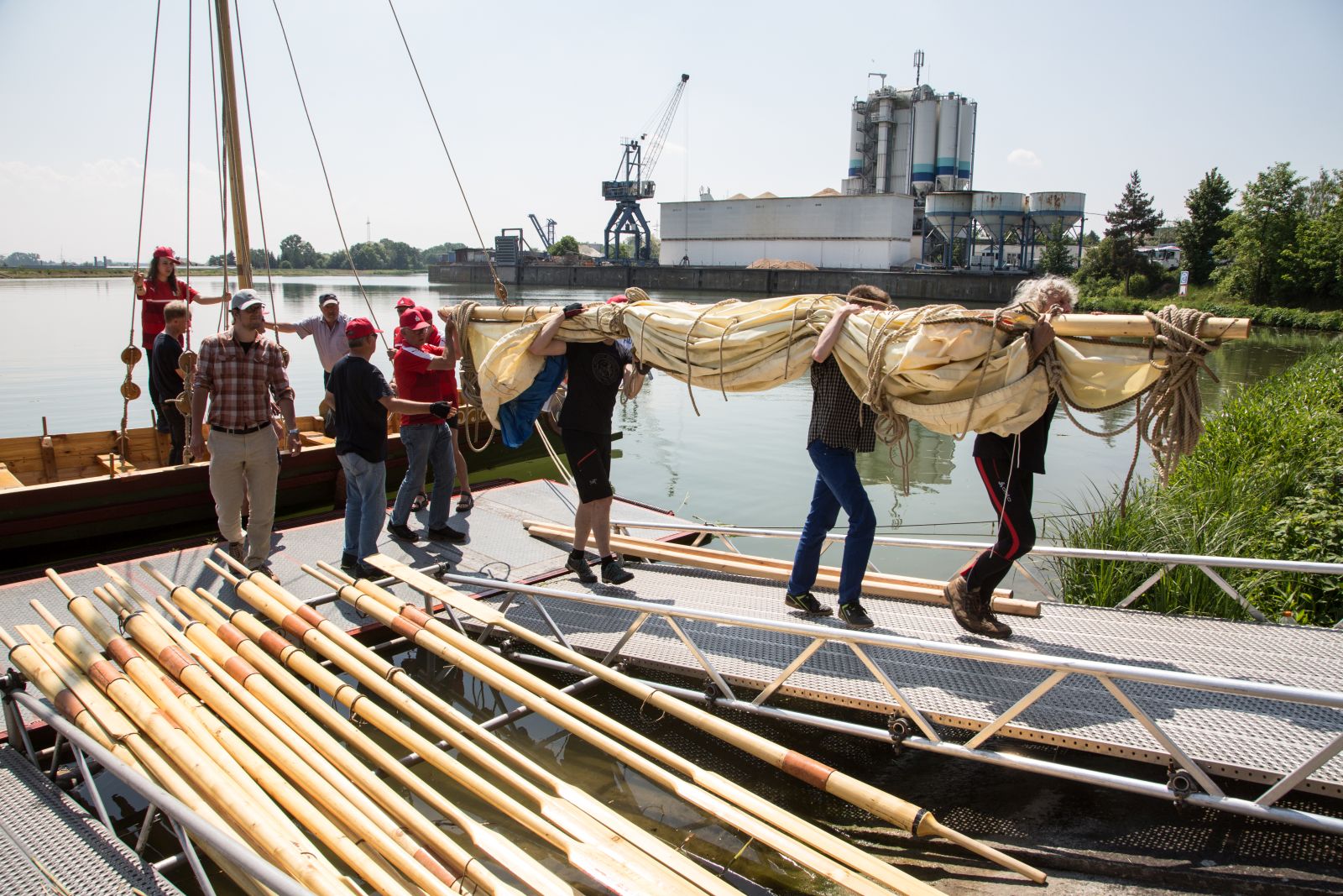 Matrosen tragen Segel