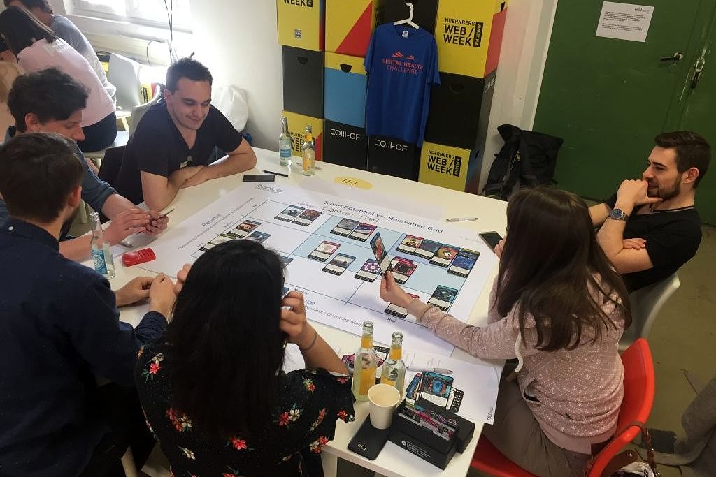 Fähigkeiten und Rollen im Team definieren: Was wie ein lustiger Zeitvertreib aussieht, dient dem Teambuilding. (Bild: Julia Hechelmann)