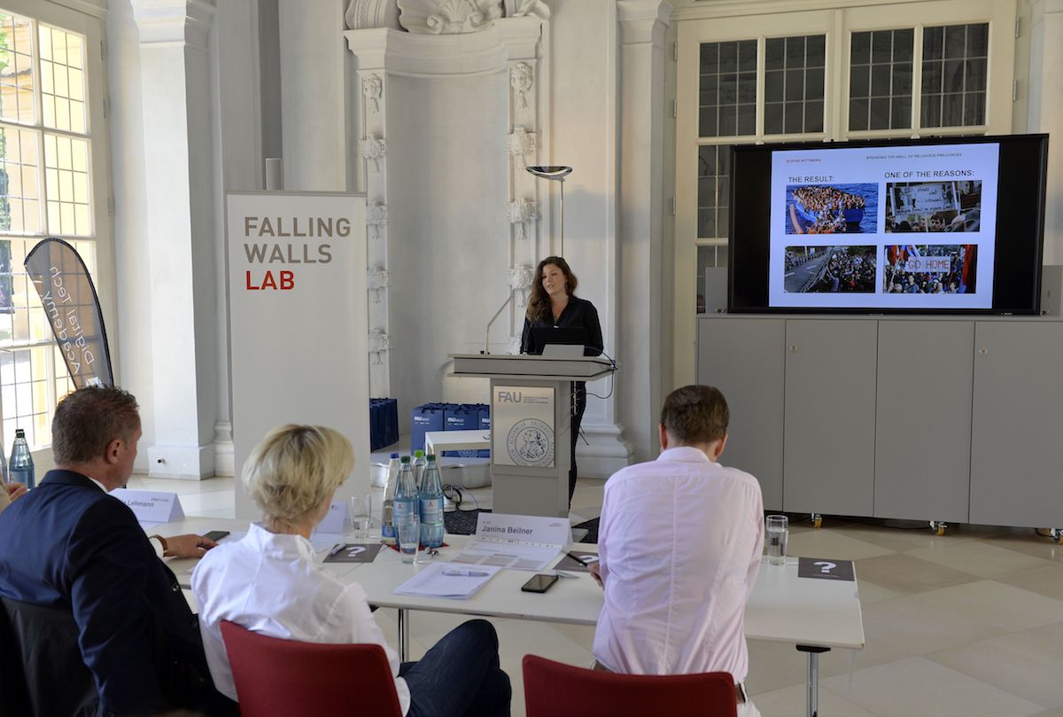 Sophie Wittmann am rednerpult, im Hintergrund ihre Präsentation