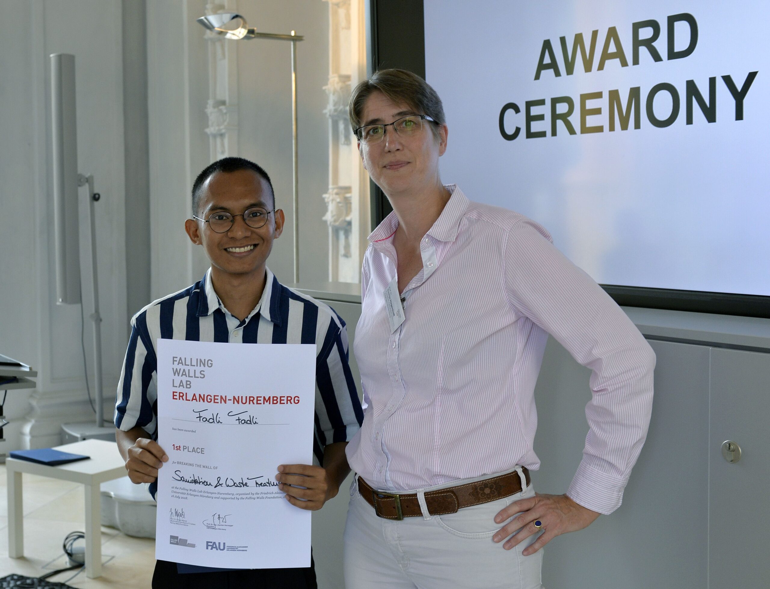 Prof. Dr. Svenja Hagenhoff mit Fadli Fadli, der seine Urkunde in den händen hält.