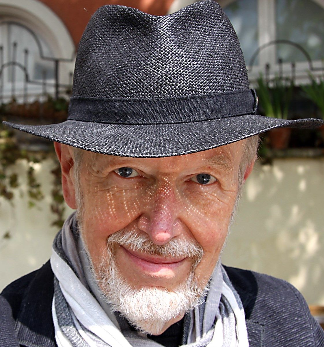 Portraitbild von Prof. Dr. Wolfgang Gast mit Hut in der Sonne