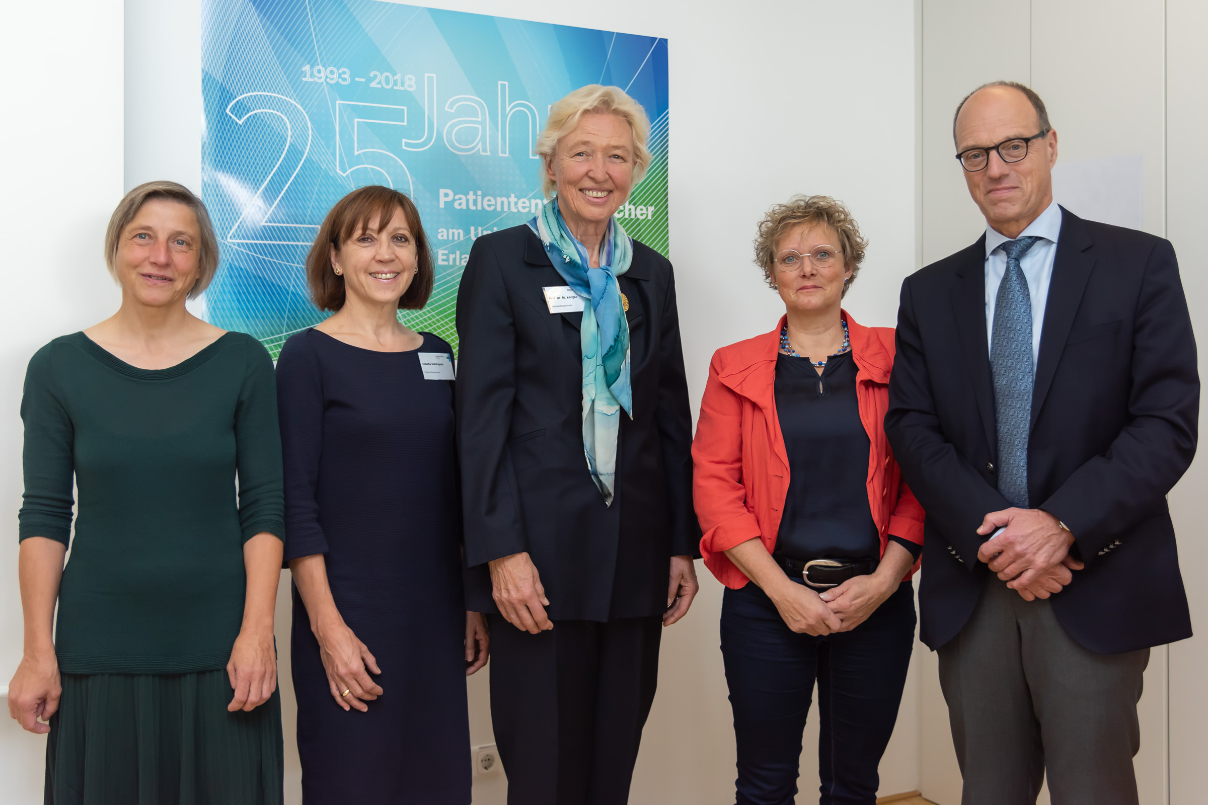 Feierten gemeinsam die 25-Jahr-Feier der Patientenfürsprecher am Uni-Klinikum Erlangen (v. l.): Ruth Nowak (Amtschefin/Bayerisches Staatsministerium für Gesundheit und Pflege), Claudia Gall-Kayser (Patientenfürsprecherin), Prof. Dr. Margareta Klinger (Patientenfürsprecherin), Susanne Lender-Cassens (Bürgermeisterin/Stadt Erlangen) und Prof. Dr. Dr. h. c. Heinrich Iro (Ärztlicher Direktor/Uni-Klinikum Erlangen). (Bild: Michael Rabenstein/Uni-Klinikum Erlangen)