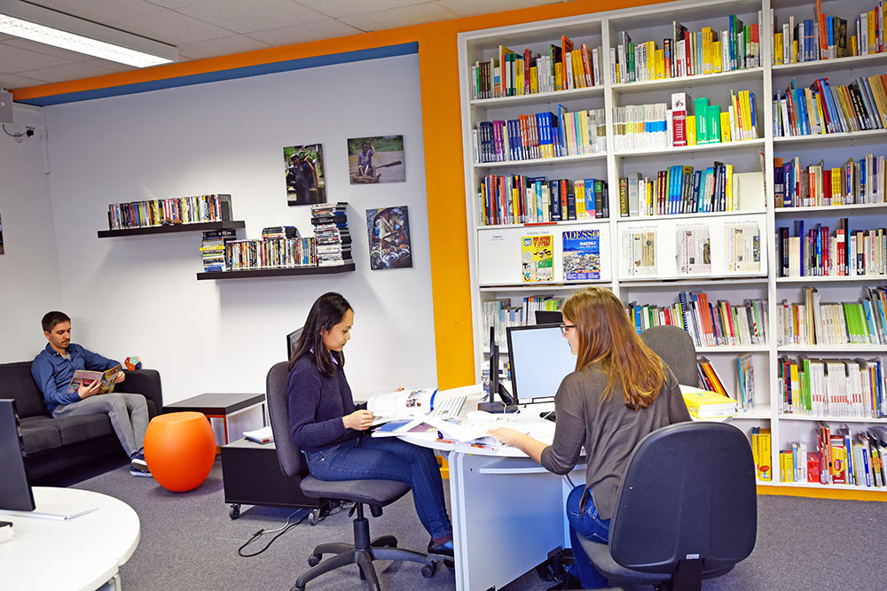 Blick in das Selbstlernzentrum: Studierende lernen an Tischen und lesen auf der Couch