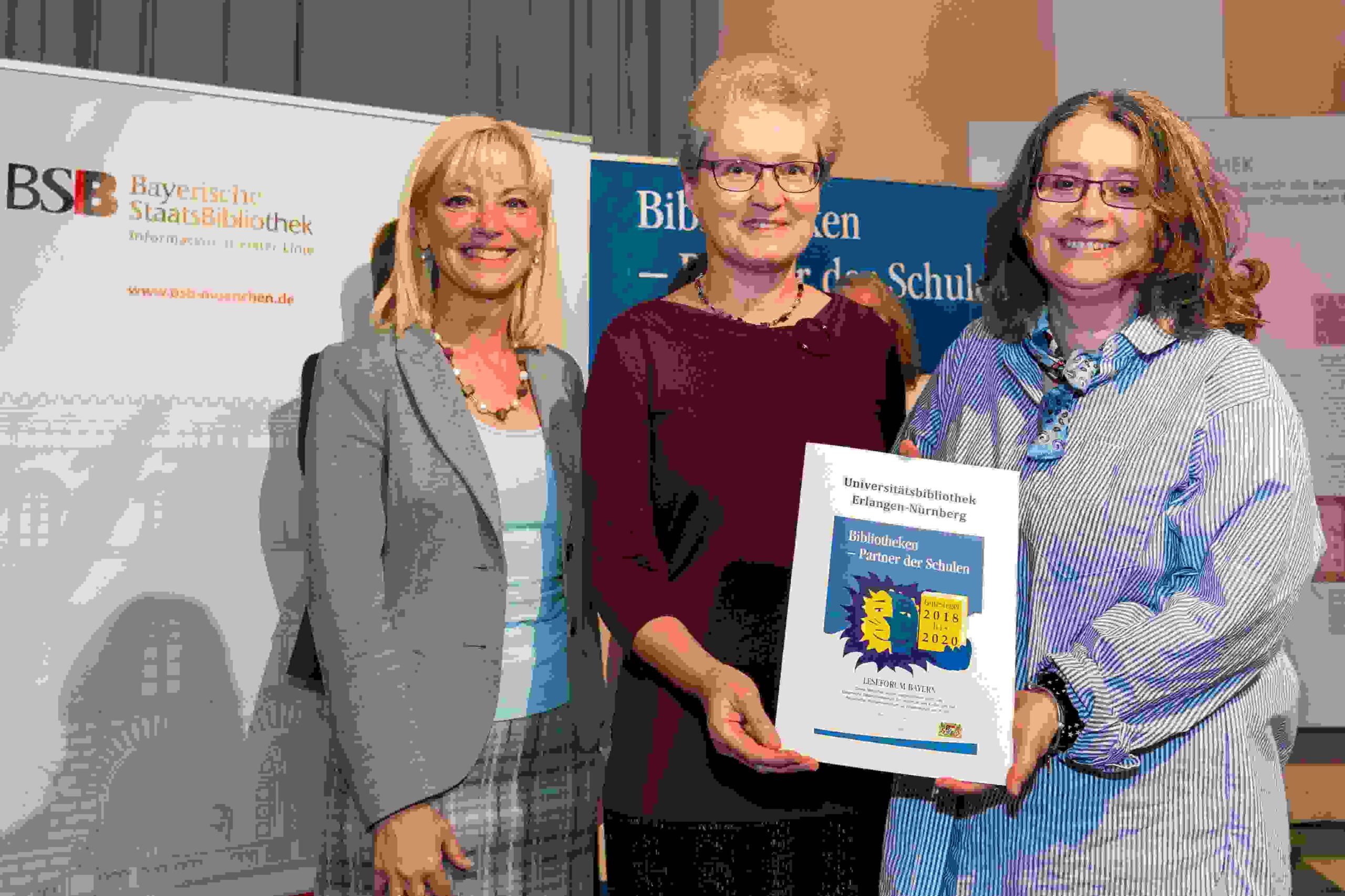 Verleihung Guetesiegel 2018-2020 vom Leseforum Bayern an Bibliotheken im Fuerstensaal der Bayerischen Staatsbibliothek Muenchen am 24.10.2018. Auch die Universitätsbibliothek der FAU wurde ausgezeichnet. Im Foto v.l.: Carolina Trautner, Staatssekretärin im Bayerischen Staatsministerium für Unterricht und Kultus, Karin Böhmer (Technisch-naturwissenschaftliche Zweigbibliothek),Claudia Eisele (Erziehungswissenschaftliche Zweigbibliothek). (Bild: Bay. Staatsbibliothek, HRSchulz)