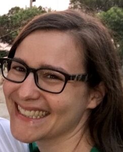 Nahaufnahme von Dr. Julia Hauser: Nur ihr lachendes Gesicht ist auf dem Bild zu sehen.