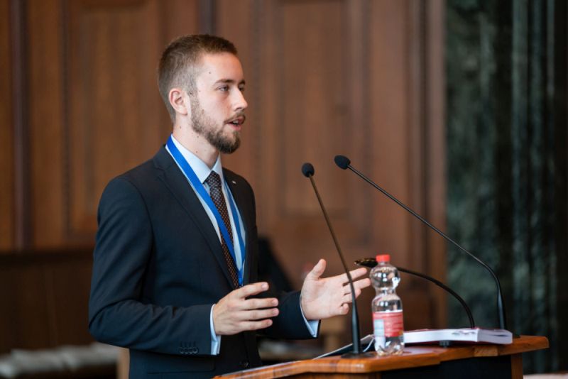 Student am Rednerpult