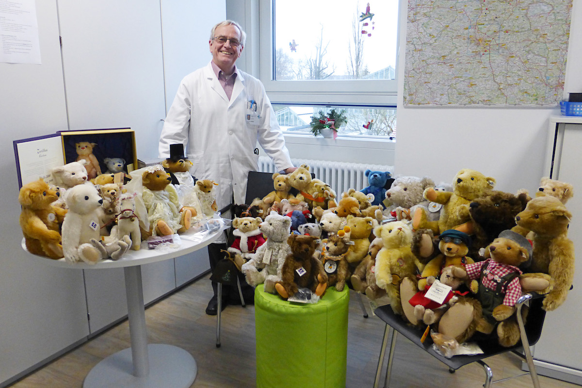 Prof. Rascher mit allen Steiff-Teddybären, die in der Online-Auktion versteigert werden.