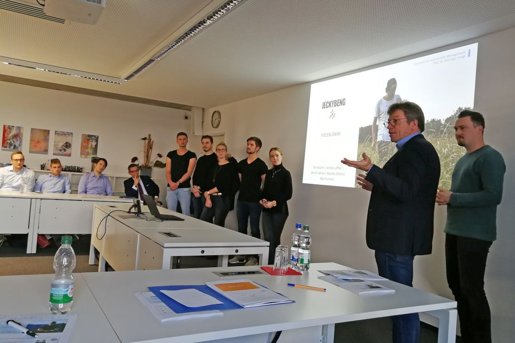 Im Dezember 2018 stellten die Studierenden des Businessplanseminars des FAU Lehrstuhls für Industrielles Management im Rahmen von Abschlusspräsentationen die Ergebnisse ihrer Projekte vor. (Bild: FAU/Christina Dworak)