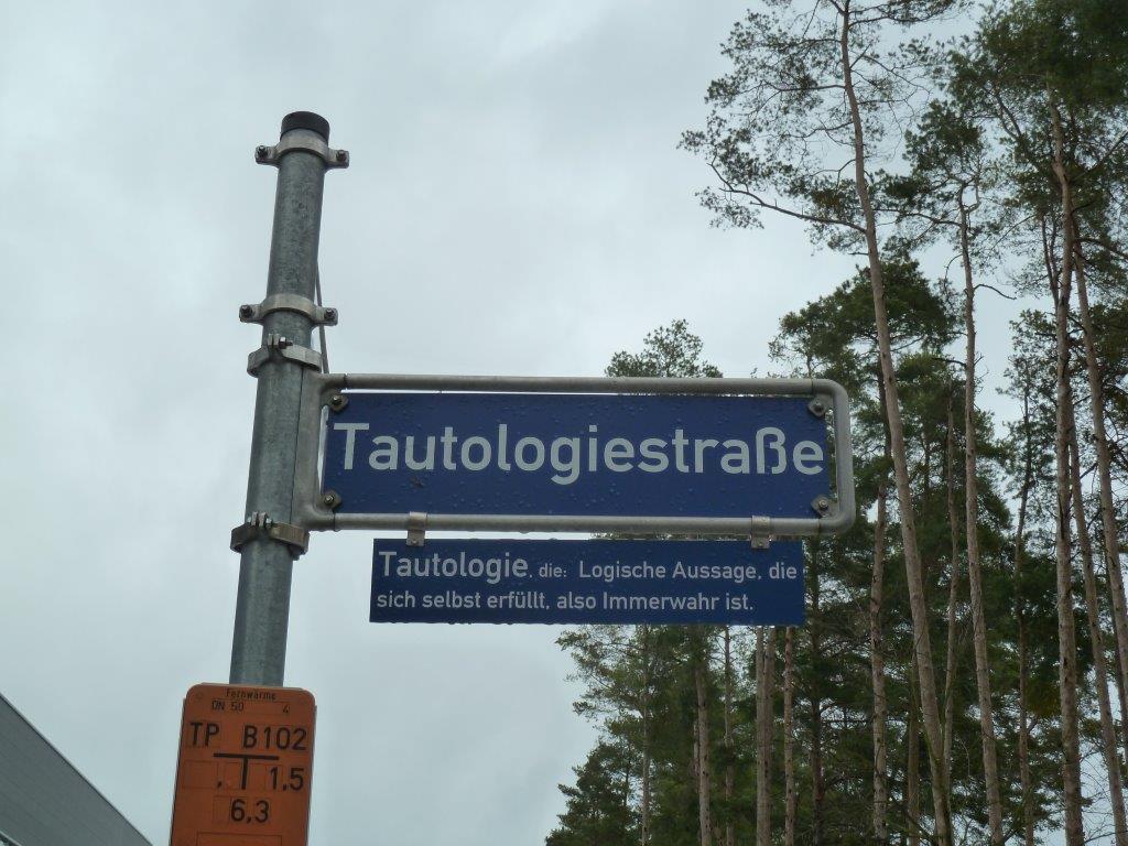 Unbekannte haben die Schilder der Immerwahrstraße entfernt und durch Tautologiestraße ersetzt. Tautologie ist eine Aussage, die aus logischen Gründen immer wahr ist.