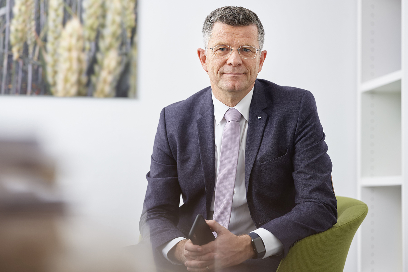 Dabrock sitzend mit Handy