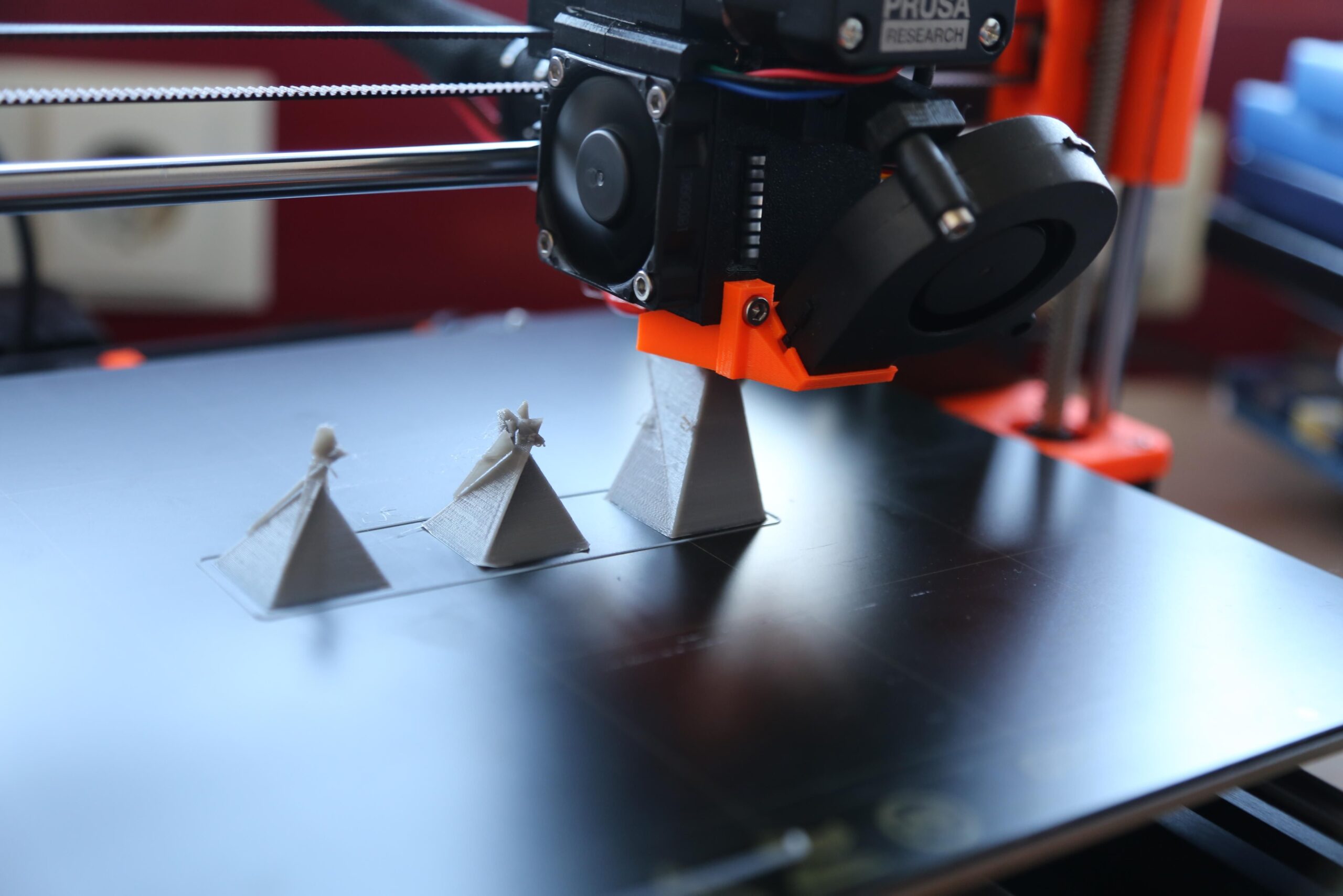 Drei kleine Gegenstände, die kleinen Pyramiden ähneln, wurden scheinbar gerade gedruckt..