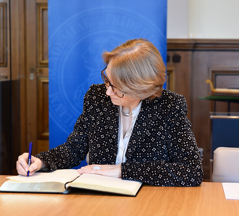 Die Französische Botschafterin trägt sich in das FAU-Gästebuch ein.