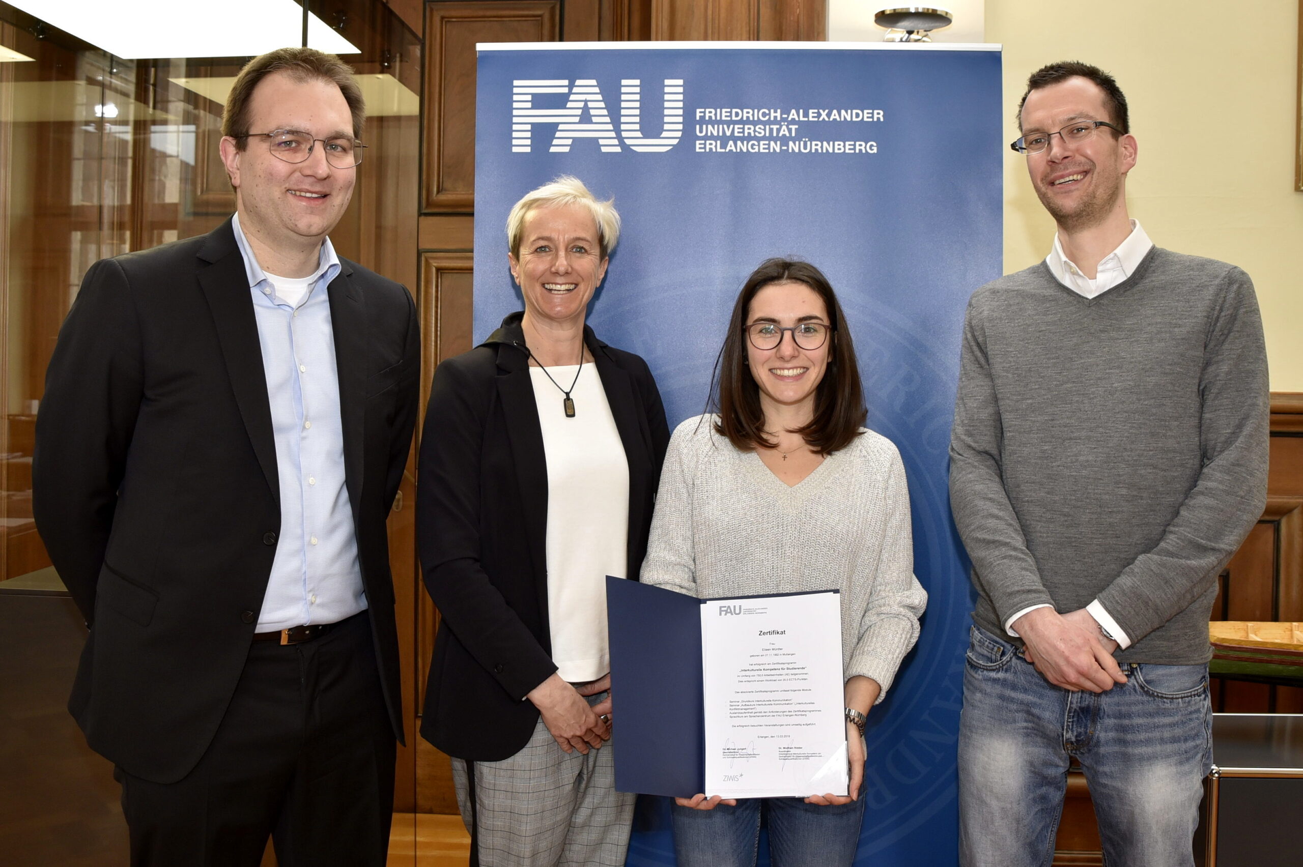 Übergabe des ersten Zertifikats