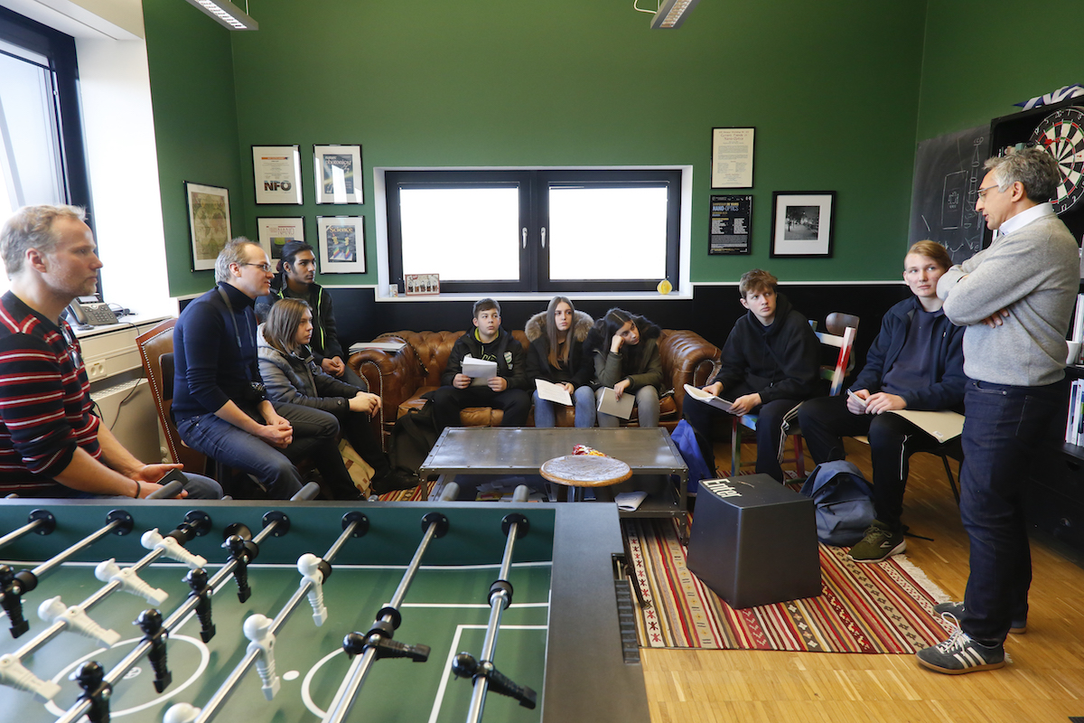 Gruppe auf Sofa hinter Tischkicker