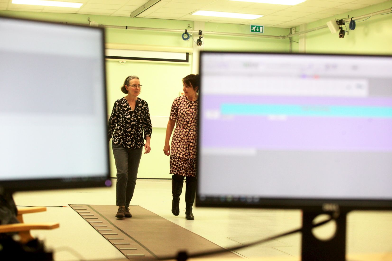 Prof. Lynn Rochester bei einer Laufanalyse mit einer Teilnehmerin in einem Labor am Campus for Ageing and Vitality der Universität Newcastle