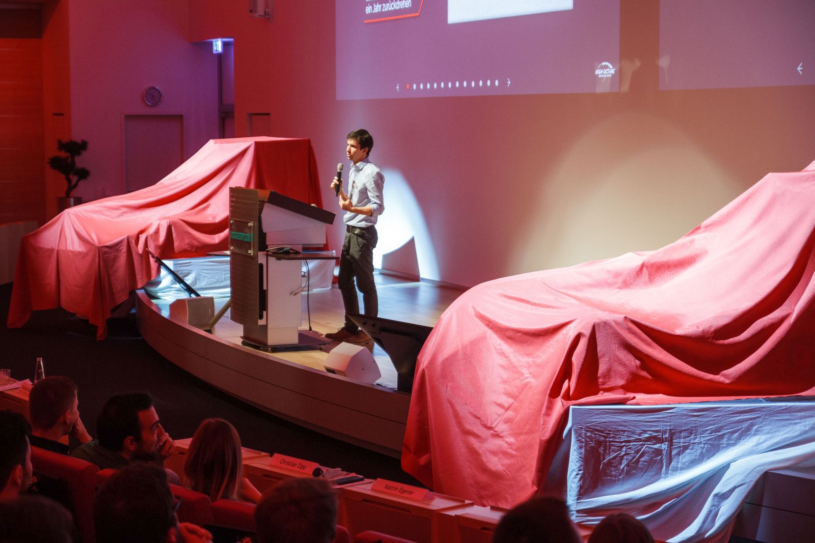 Verhüllte Autos auf Bühne