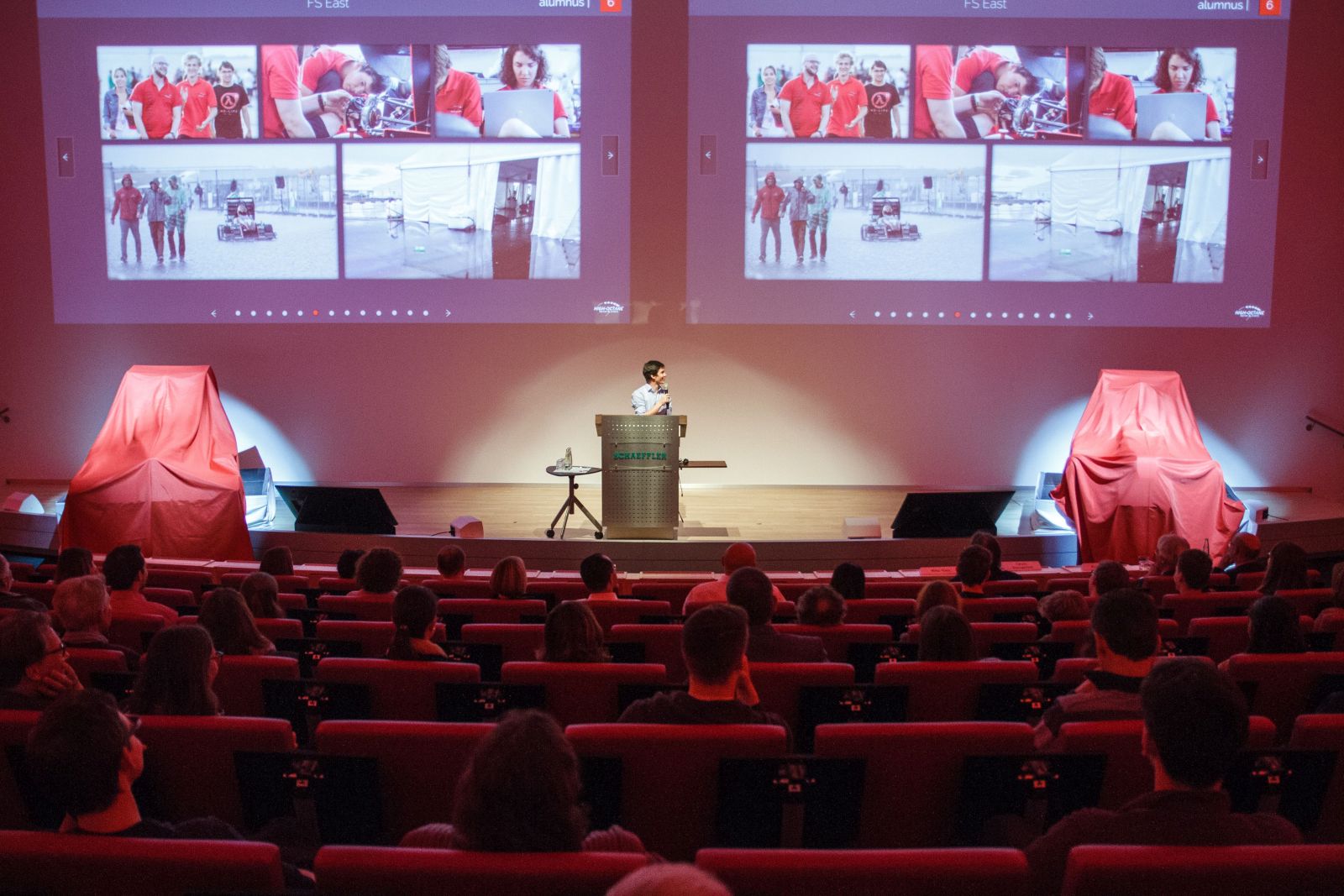 Verhüllte Autos auf Bühne