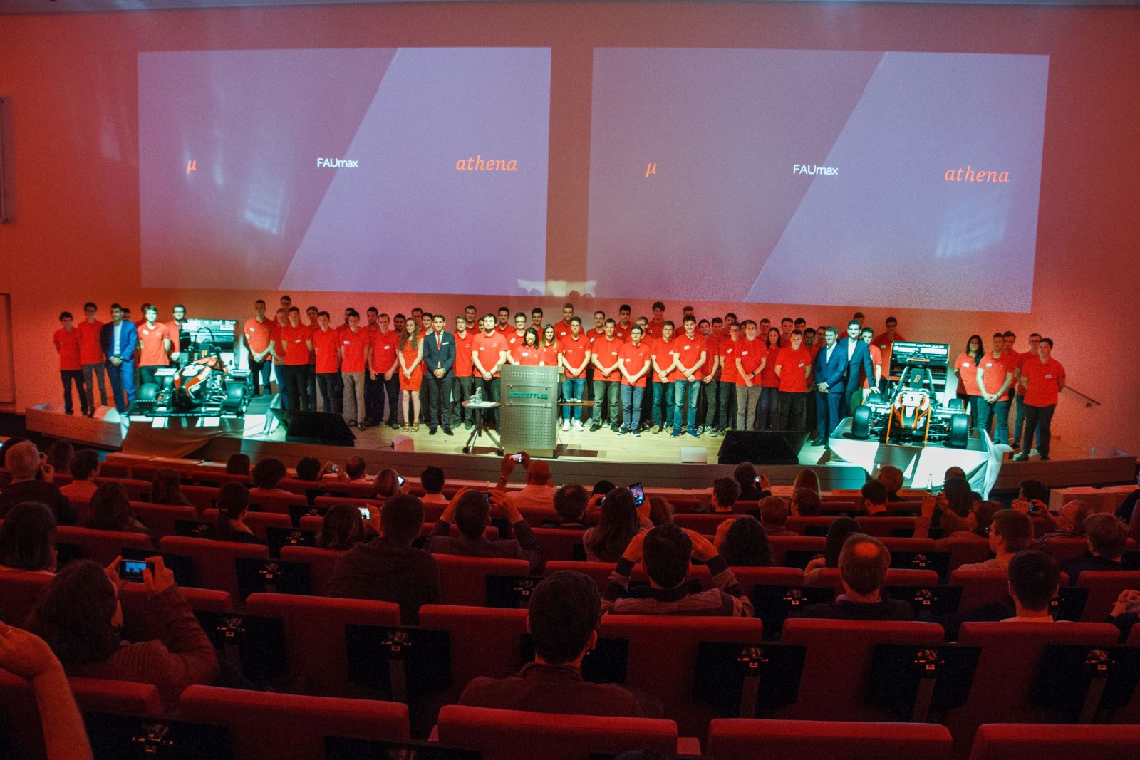 Gruppenfoto mit Rennautos