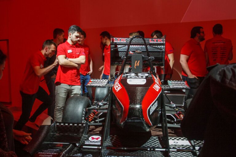 FAU-Studierende präsentieren neue Rennwagen