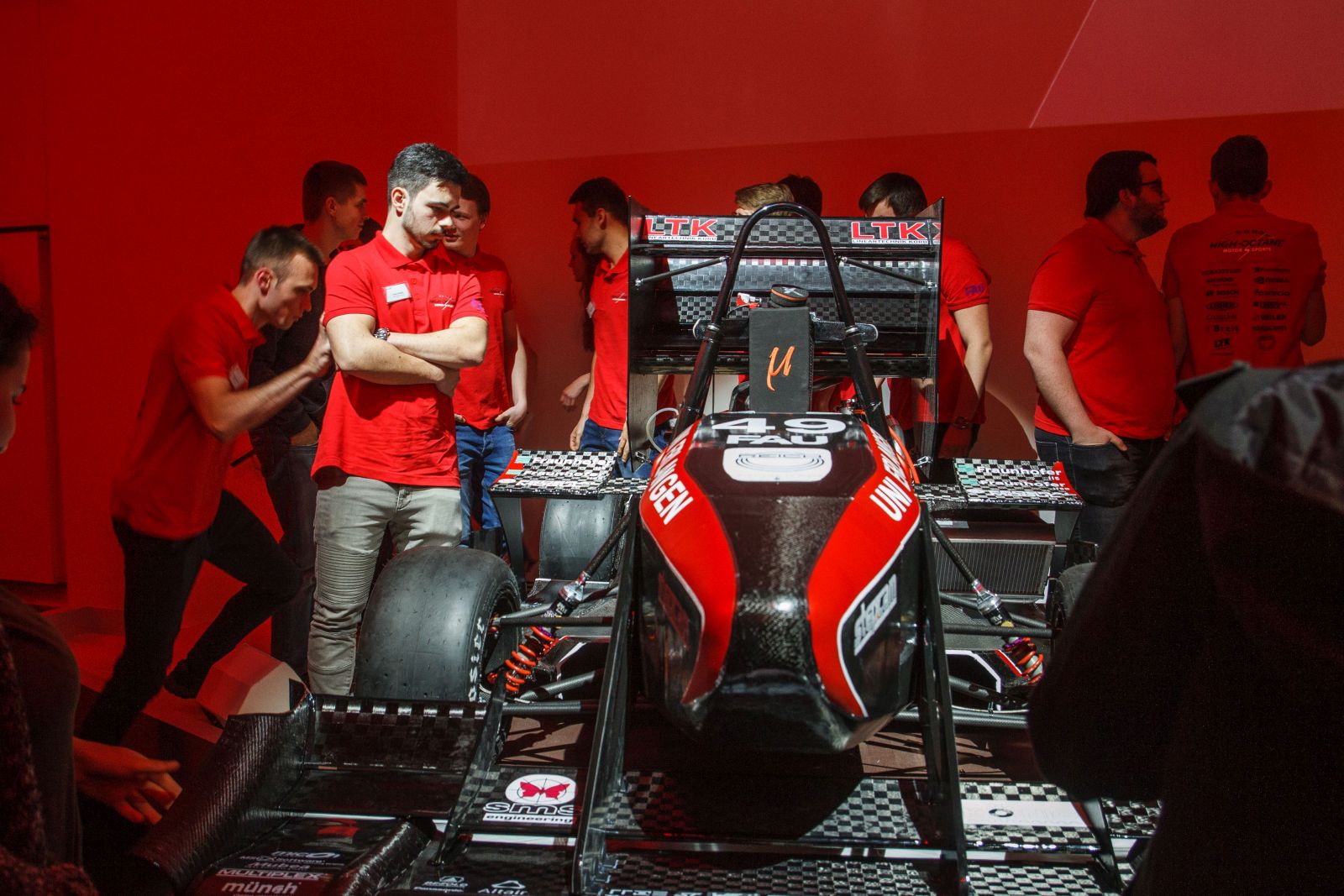 Studenten neben Rennauto