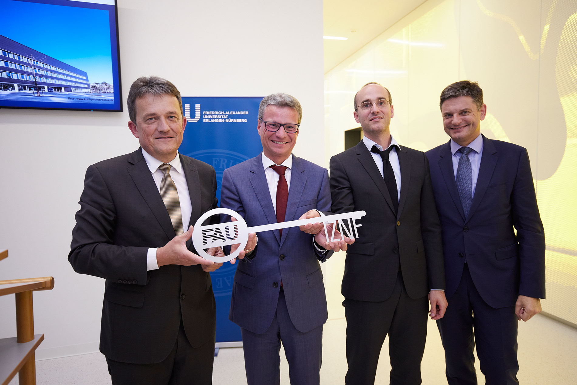 Gruppenbild zur Schlüsselübergabe