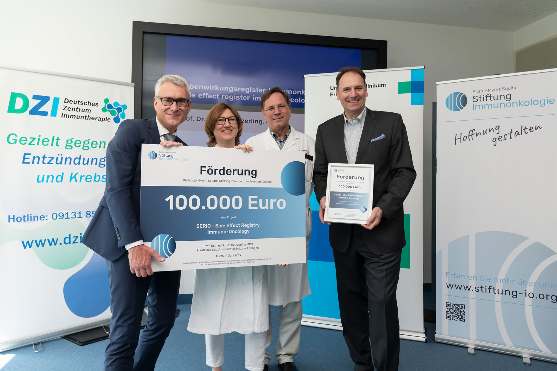 Gruppenbild bei Spendenübergabe