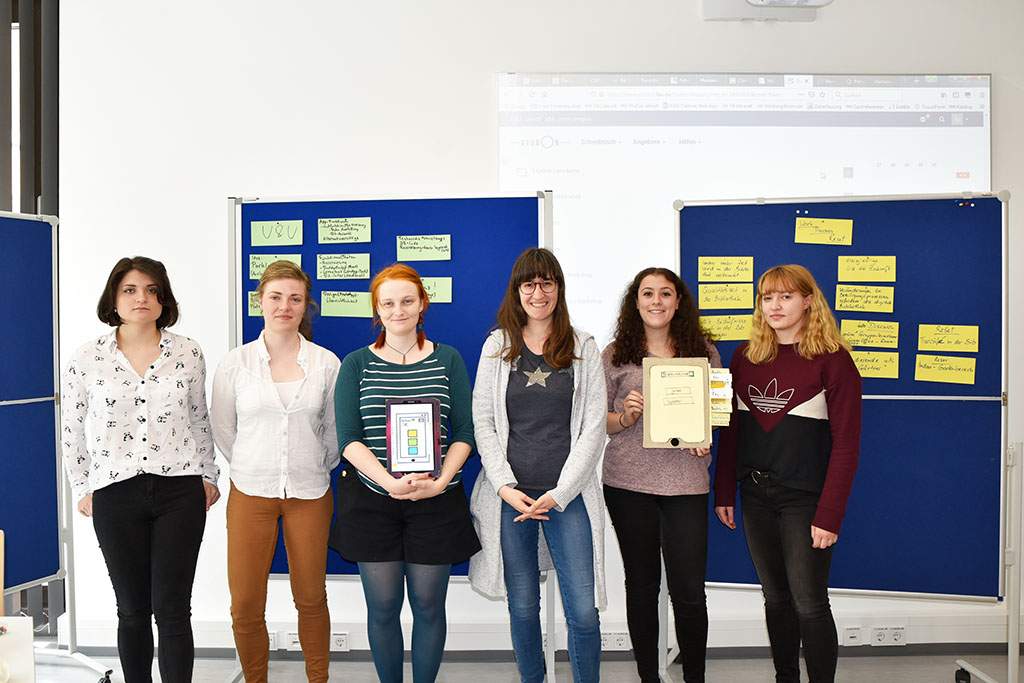 Gruppenbild der sechs Studierenden