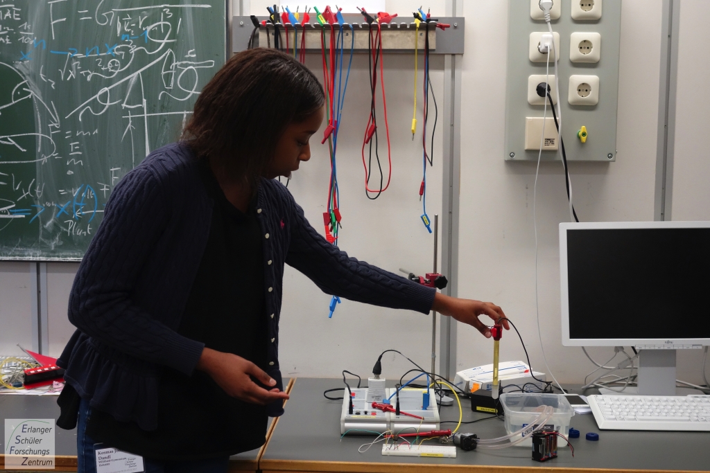 Schülerin im Labor