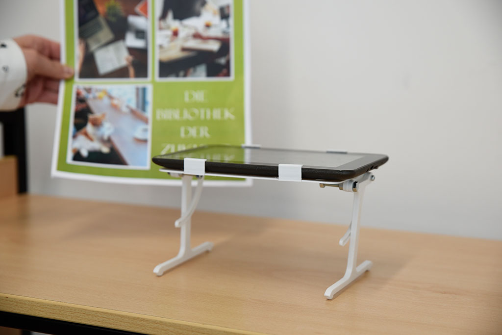 Prototyp eines Smarttables und im Hintergrund ein Konzept