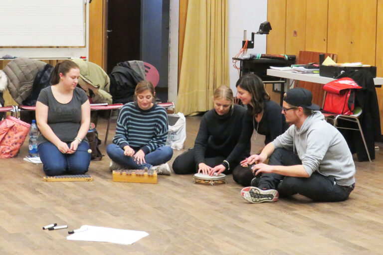 Tanzend und singend durch den Schulalltag