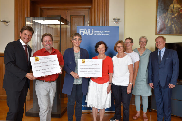 Spendenerlös aus Schlossgartenfest übergeben