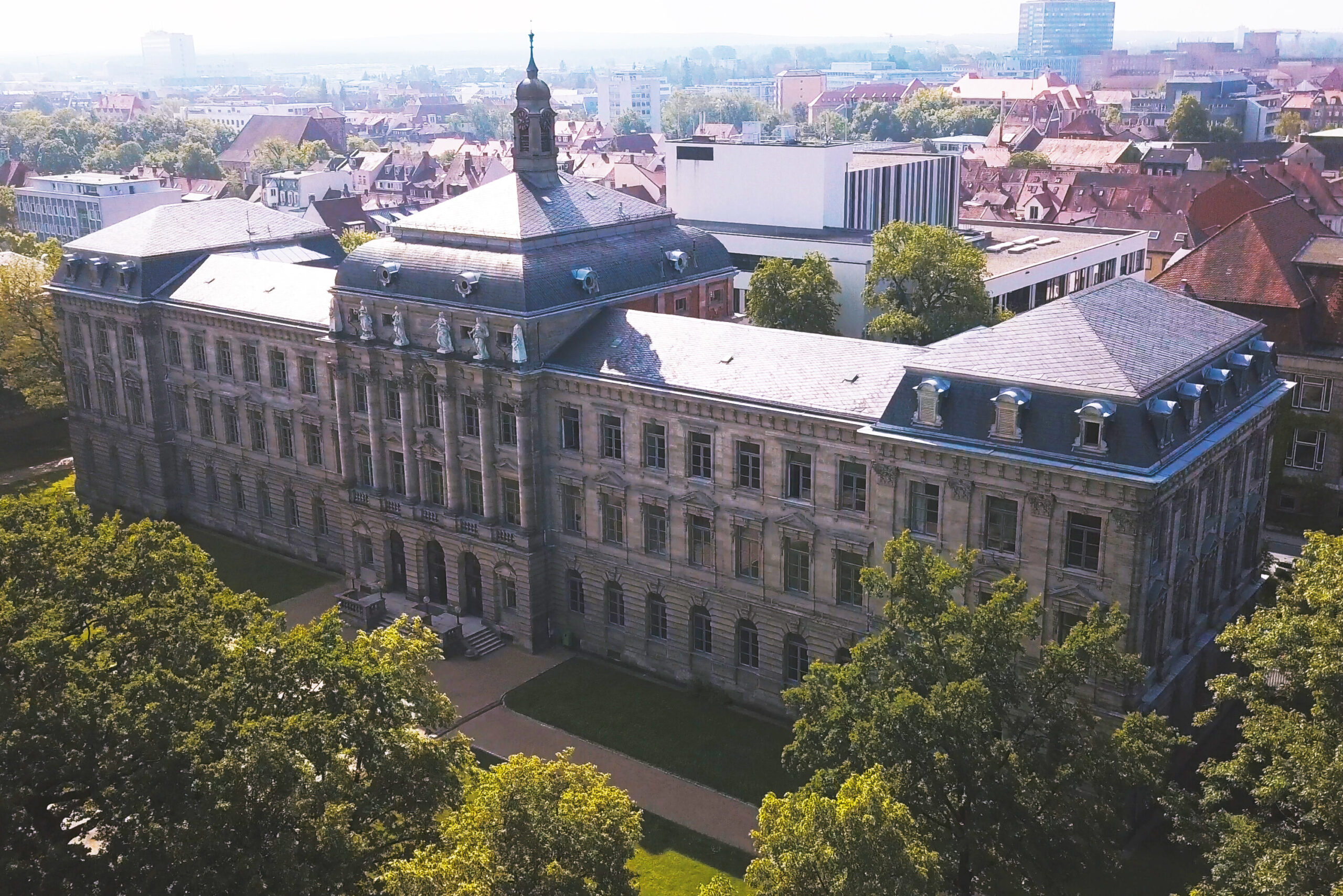 FAU Schloss in Erlangen von oben