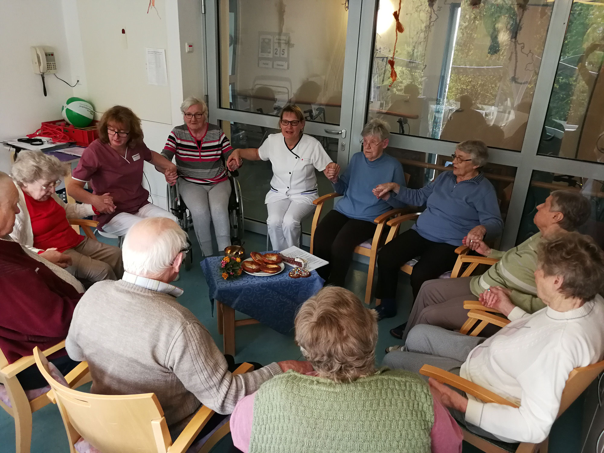 Sitzkreis in einem Seniorenheim.