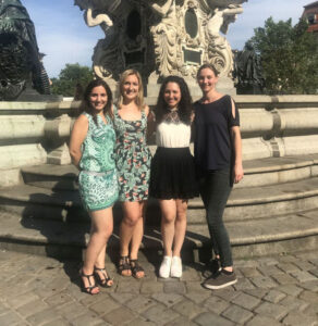 Die 4 Gründerinnen Patrícia Rita, Kyra Walenga, Cindy Montenegro und Lee Krutschder Power community SHEer