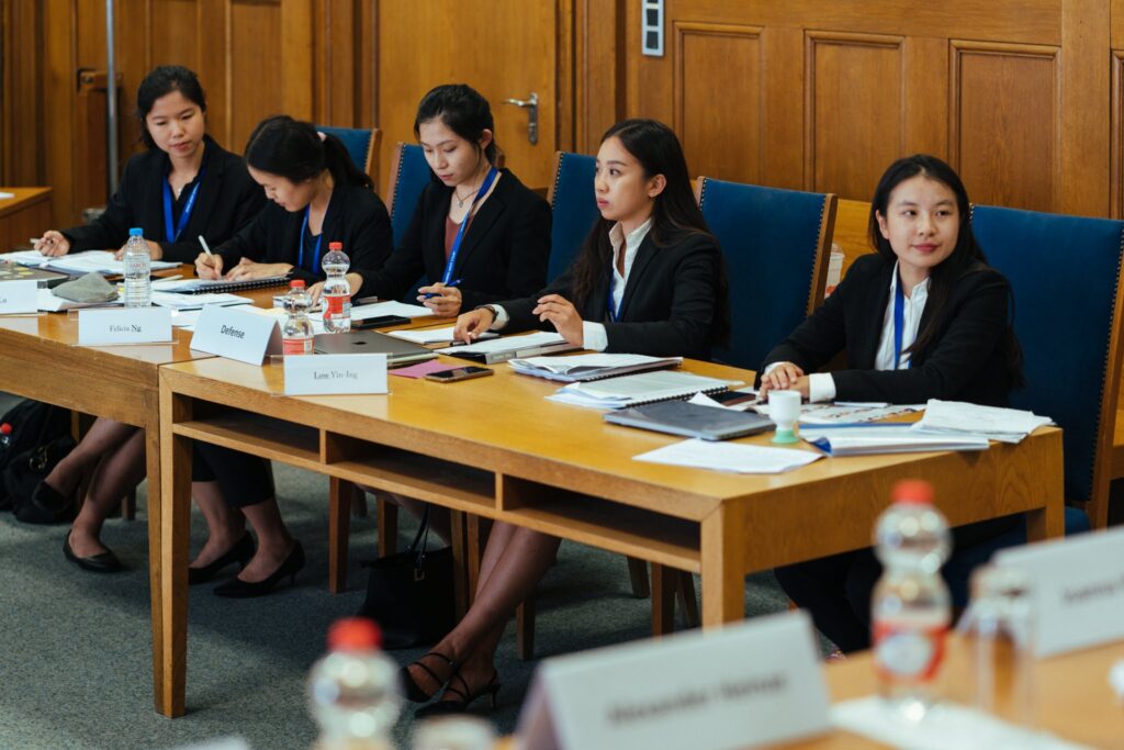 Studentinnen aus Singapur an Verteidungstisch